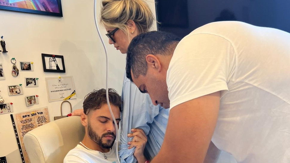 רועי סנדלר מקבל עירוי באמצע צילומים (צילום: באדיבות וואן פרוג׳קט)