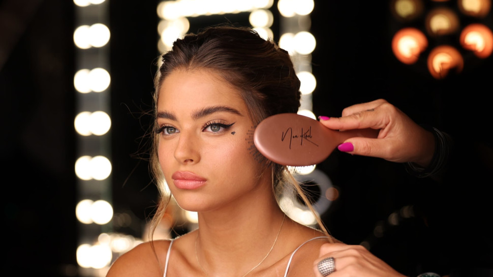 כל העיניים עליה. נועה קירל לסופר פארם (צילום: רפי דלויה)