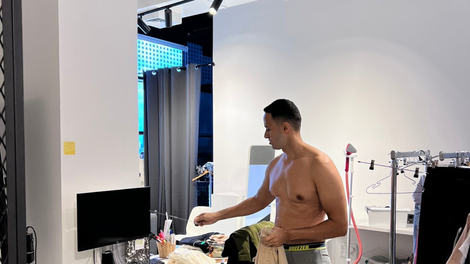 ליאור מ"חתונמי" תועד עם התחתונים בעדשת המצלמה (צילום: יח"צ one project)