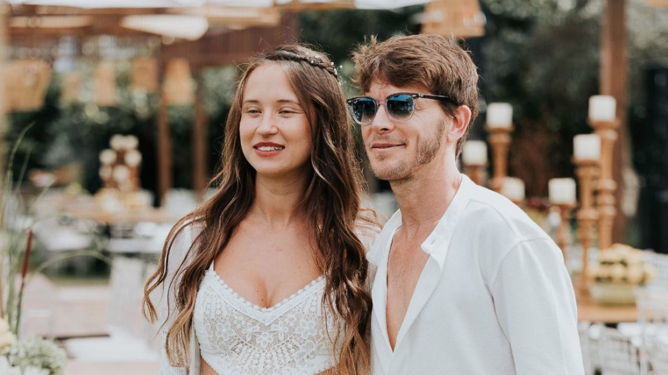 עפר שכטר וקסניה גיל באירוע חתונתם בצומת בית עובד (צילום: אור גפן)