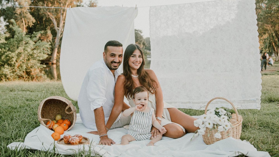 מאור אדרי, אשתו נאור, והבן ריף (צילום: נטלי דבש)