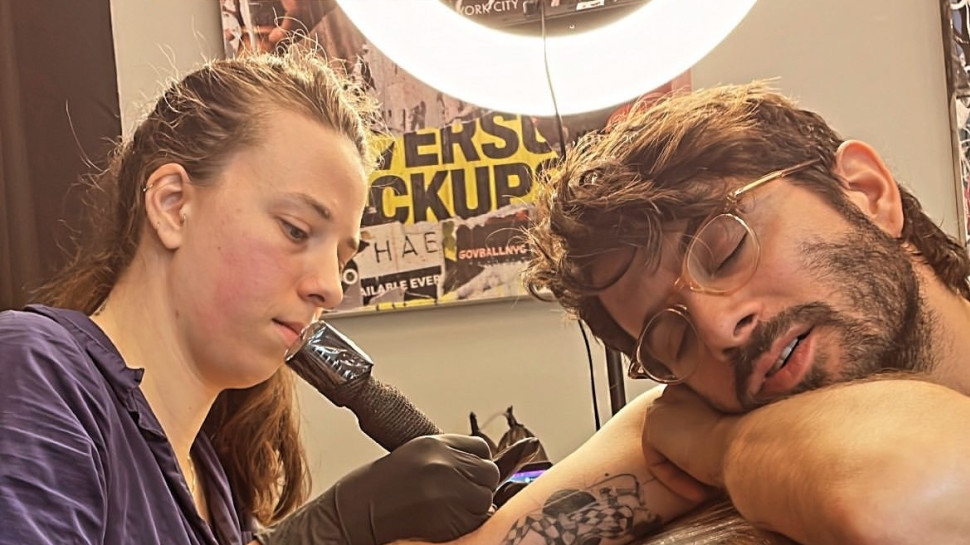 רן דנקר מתקעקע (צילום: צילום מסך אינסטגרם)