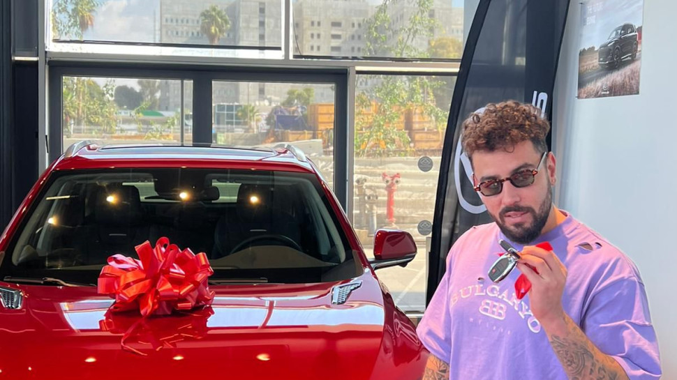 נתנאל רודינצקי מקבל את הפרס (צילום: יח"צ רשת 13)