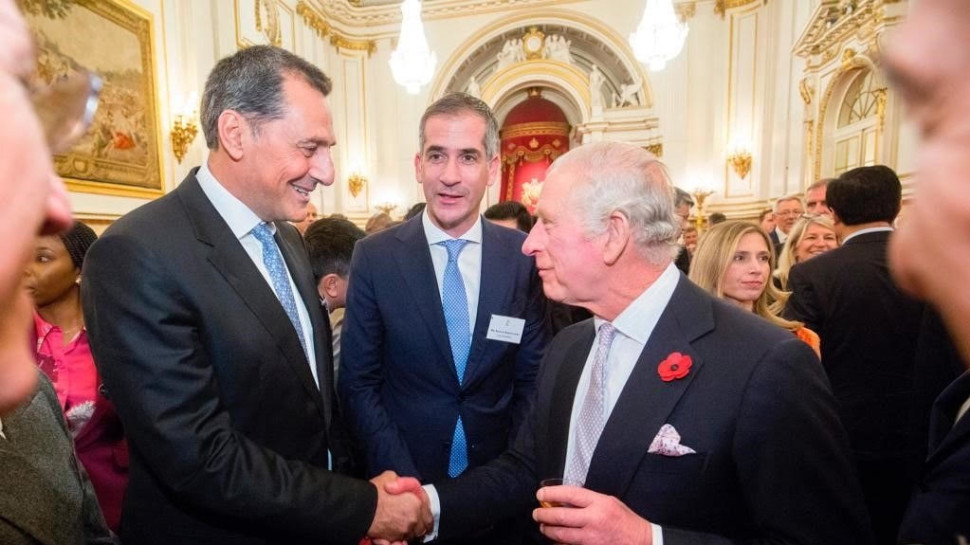 המלך צ'ארלס השלישי ומתיוס ריגס (צילום: ארמון בקינגהאם)