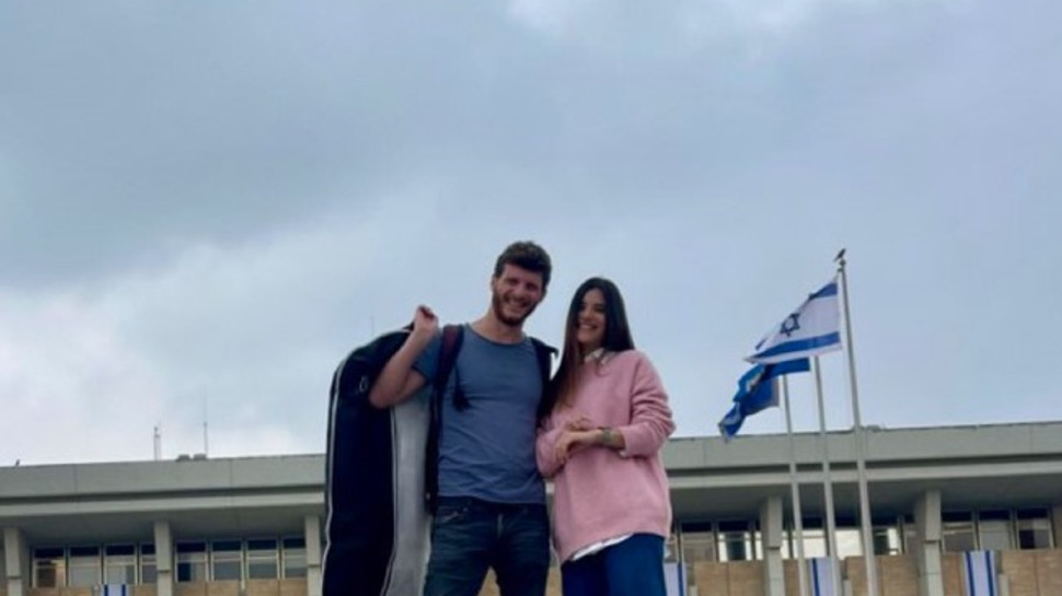 נוי בר ובן זוגה (צילום: צילום מסך טוויטר)