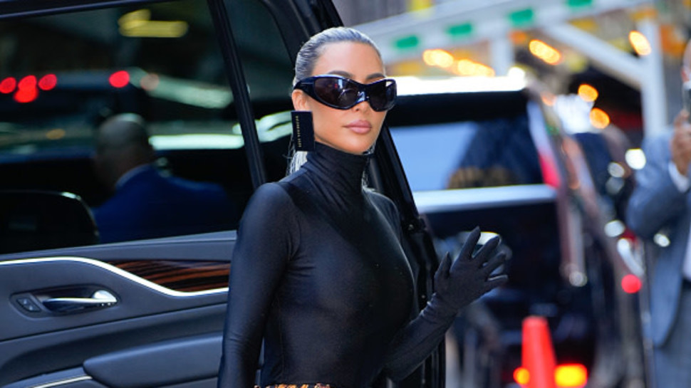 קים קרדשיאן לובשת בלנסיאגה (צילום: gotham gettyimages)