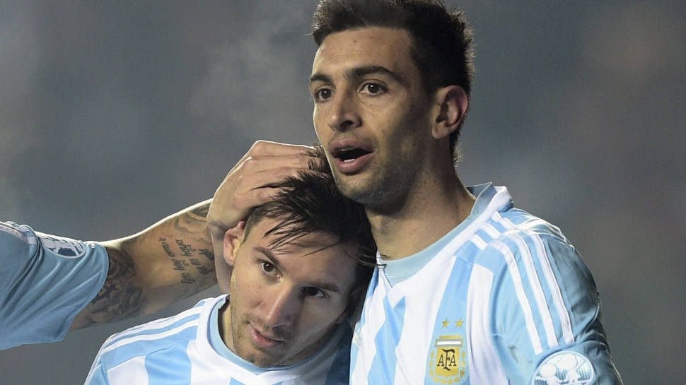 חאבייר פסטורה עם ליאונל מסי במדי נבחרת ארגנטינה, 2015 (צילום: GettyImages, JUAN MABROMATA/AFP)