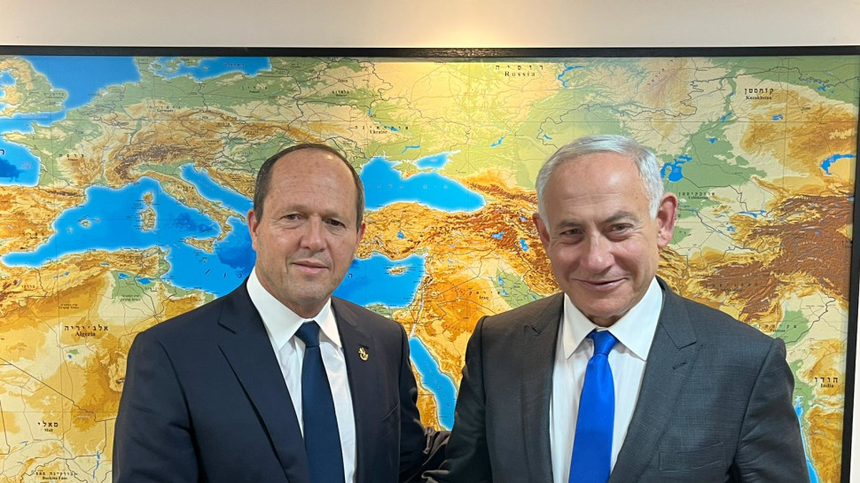 בנימין נתניהו, ניר ברקת (צילום: דוברות הליכוד)