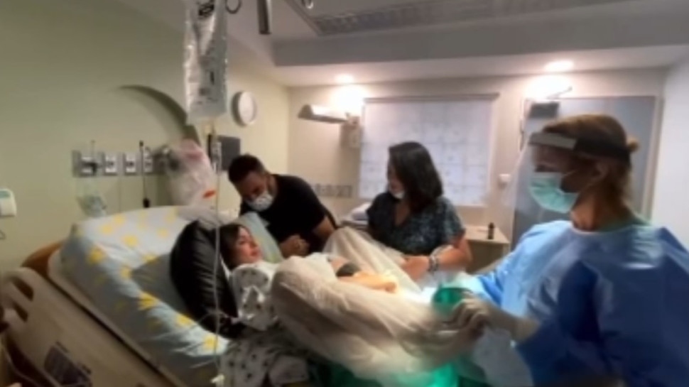 מיכל הקטנה בחדר הלידה (צילום: צילום מסך אינסטגרם)