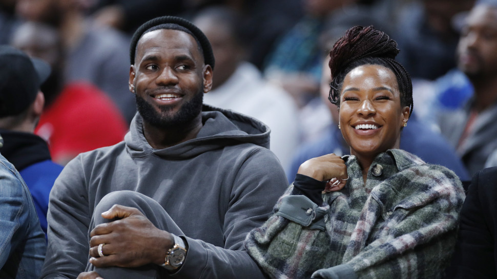 לברון ג'יימס ואשתו (צילום: getty images/Joe Robbins)
