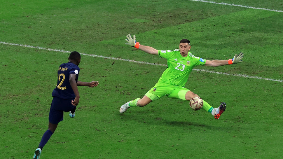 שוער נבחרת ארגנטינה, אמיליאנו מרטינס, עוצר את חלוץ נבחרת צרפת, רנדאל קולו מואני (צילום: GettyImages, Buda Mendes)