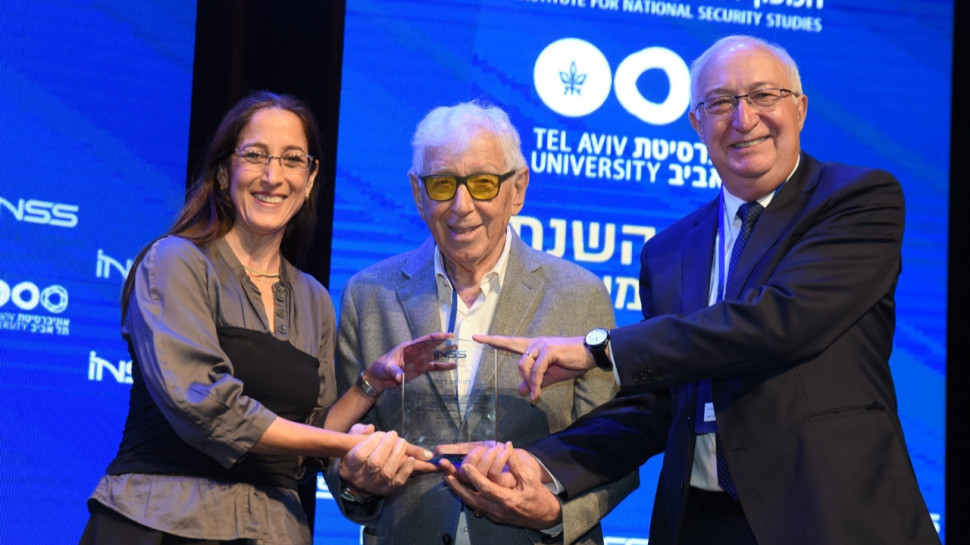 מנואל טרכטנברג, סר פרנק לואי ומאיה הלר (צילום: יונה יונה)