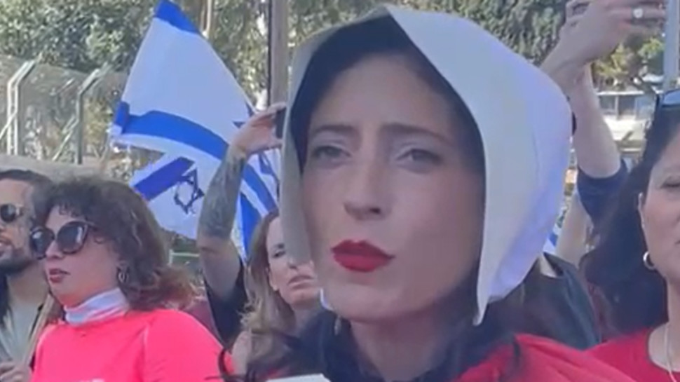 אפרת גוש ב"צעדת השפחות" (צילום: בונות אלטרנטיבה)