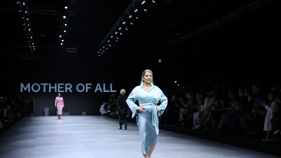 שרון אדם צועדת על המסלול בשבוע האופנה תל אביב (צילום: אור גפן)