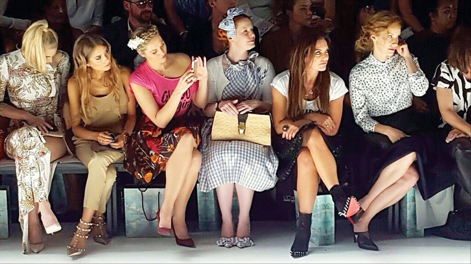 נשים בשבוע האופנה מתוך תערוכת "רגעים" בשיתוף "רוח נשית" (צילום: מוטי רייף)