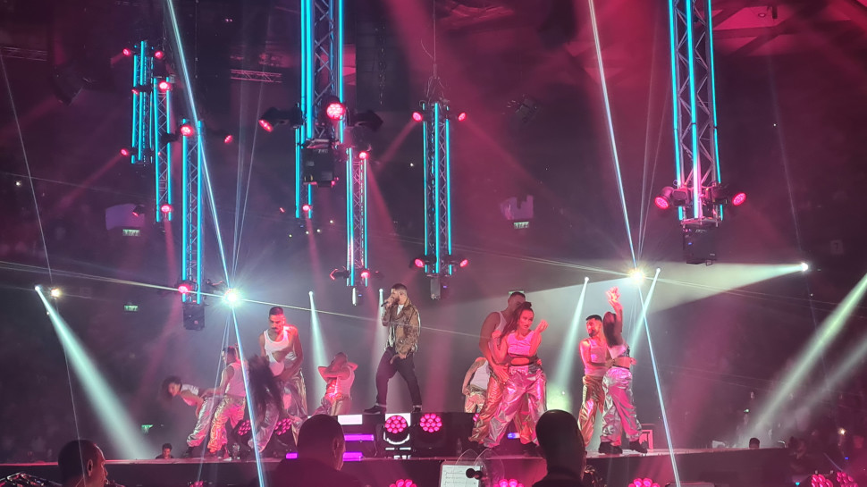 עדן חסון במנורה (צילום: צוף ישראלי)