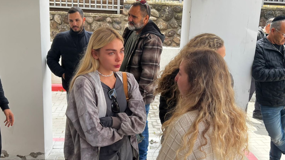 מאיה קיי מנחמת את תומר, האחות לבית משפחת עשור  (צילום: אדיר לחקים, כתב צפון, ערוץ 14)