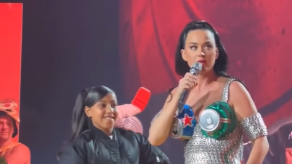 נורת' ווסט וקייטי פרי על הבמה  (צילום: צילום מסך אינסטגרם)