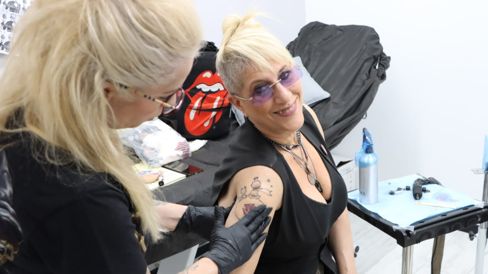 סי היימן עשתה קעקוע לזכרו של יהונתן גפן ז"ל (צילום: ניר פקין)