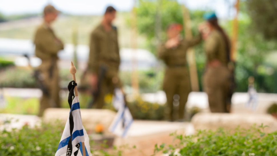 חיילים בבית עלמין צבאי ביום הזיכרון (צילום: אייל מרגולין, פלאש 90)