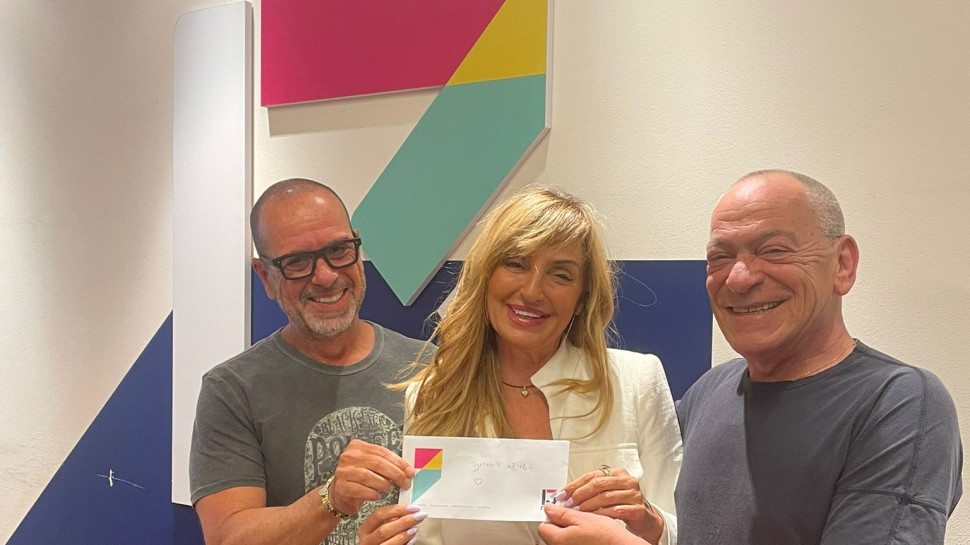 אלית מוסאיוף אוספת את צ'ק המיליון (צילום: באדיבות רשת 13)