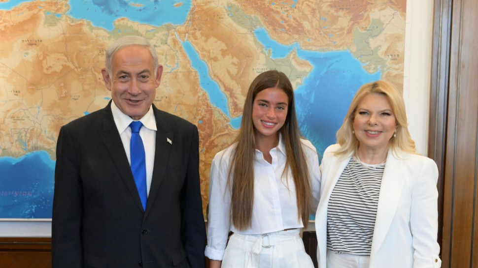 נועה קירל עם ראש הממשלה בנימין נתניהו ורעייתו שרה (צילום: עמוס בן גרשום /לע"מ)