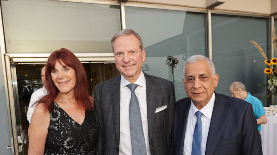 פיני כהן והנרי וסוזן סמואלי  (צילום: רפי דלויה)