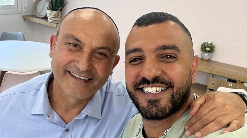 איתי לוי והמחנך מיקי בוסקילה (צילום: באדיבות buyme)