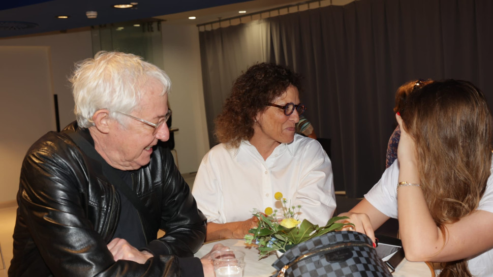 גידי גוב עם בת הזוג שמסתתרת (צילום: רפי דלויה)