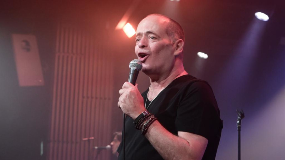 הזמר אדם בהופעה ב"גריי" בתל אביב  (צילום: אבשלום ששוני)