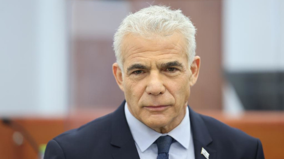 יאיר לפיד בבית המשפט (צילום: יונתן זינדל, פלאש 90)