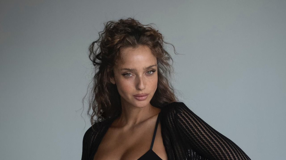 נטע אלחמיסטר חושפת בטן היריונית  (צילום: נאור אפל)