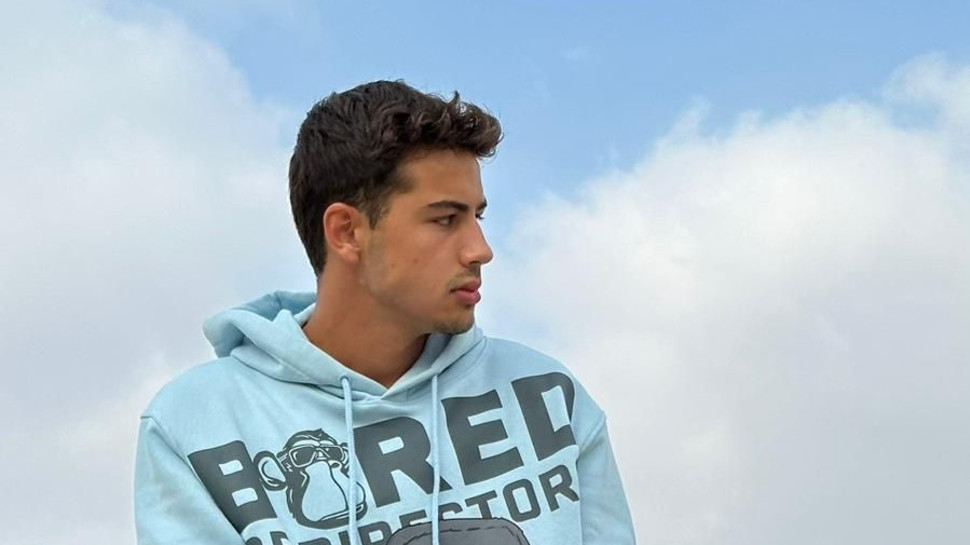 ליאם אבני מצטלם לקמפיין של אורבניקה (צילום: אהוד שגב)