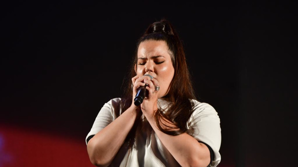 נטע ברזילי שרה את ההמנון במחאה בתל אביב (צילום: אבשלום ששוני)