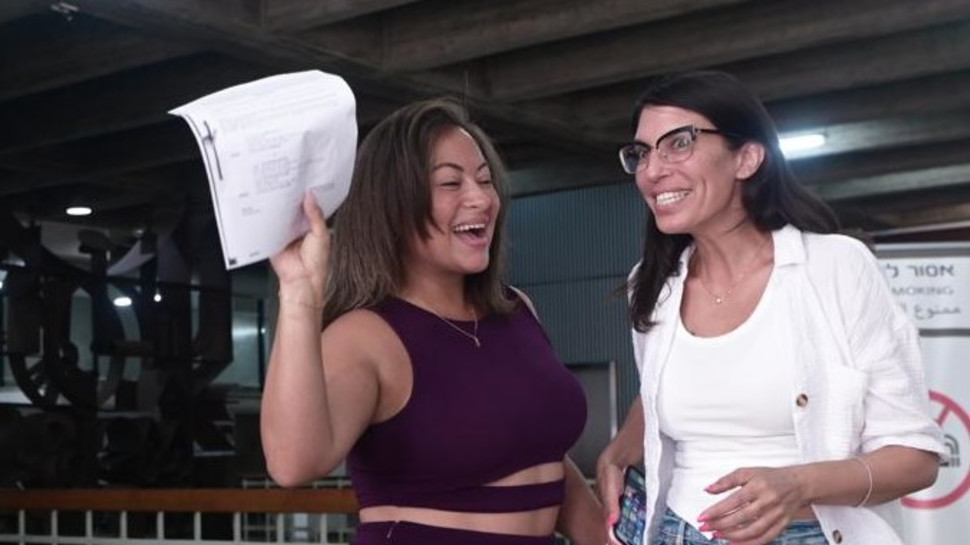 ליהיא גרינר ועו"ד נירה ידין (צילום: אבשלום ששוני)