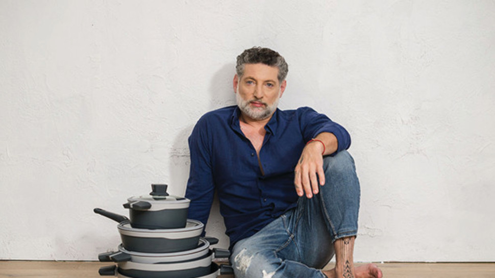אסף גרניט הפרזנטור של נעמן וסדרת כלי בישול ארמור (צילום: תמי בר שי)