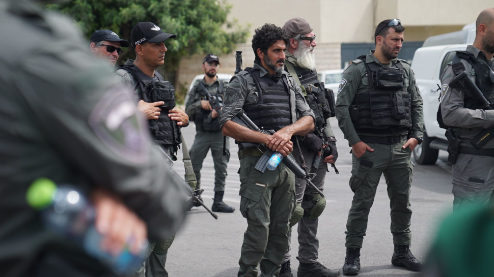 צחי הלוי בפשיטה משטרתית בעיר לוד (צילום: דוברות המשטרה)