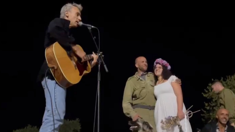 אסף אמדורסקי, אלי פיניש מימין, משמחים את צור ויובל (צילום: יוחאי הלוי)