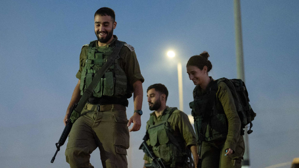 חיילים וחיילות בשטח. תנאים קשים (צילום: DIMA VAZINOVICH/Middle East Images/AFP via Getty Imag)