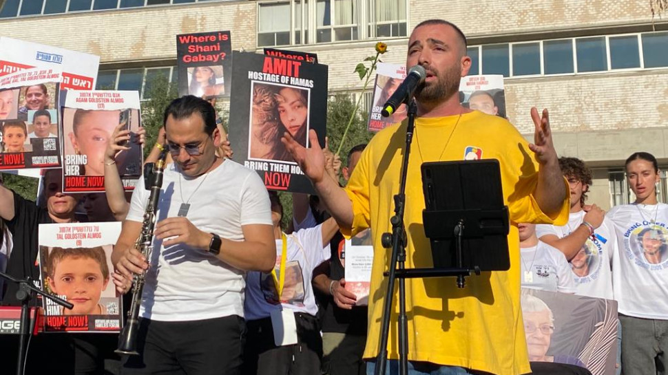 עומר אדם בכיכר החטופים  (צילום: אבשלום ששוני)