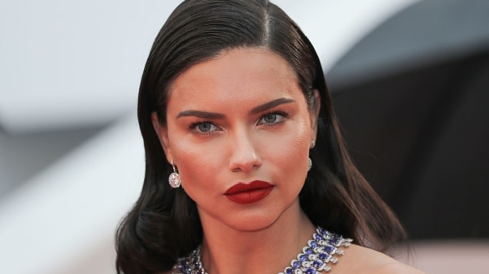 דוגמנית העל אדריאנה לימה (צילום: VALERY HACHE/Gettyimages)