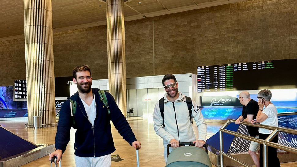אורי לייזרוביץ וארז ברגר נוחתים בארץ עם התינוק שלהם  (צילום: יח"צ)