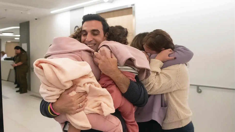 יוני אשר פוגש את אשתו דורון ובנותיו רז ואביב בית חולים שניידר  (צילום: דובר צה"ל)