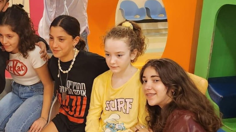 רותם שושני ואמילי הנד חוגגות יום הולדת עם אליעד (צילום: באדיבות המשפחה)