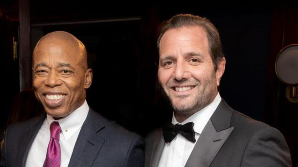 מייקל קארי ואריק אדמס (צילום: Clane Gessel)