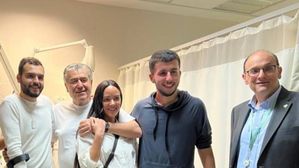 שלומי קודש, חיים סבן ובתו טניה סבן ביחד עם חיילים המטופלים במחלקת השיקום בסורוקה (צילום: דוברות סורוקה)