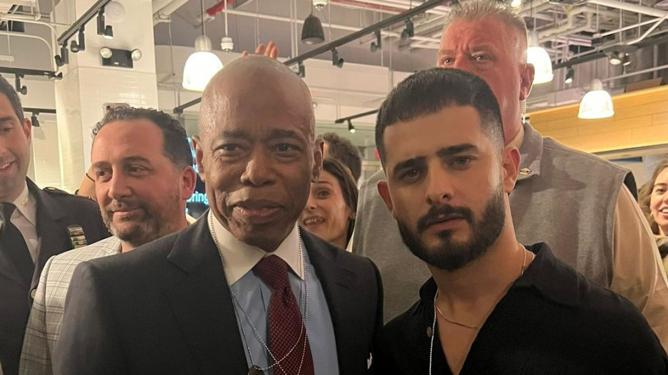 עדן חסון, ראש העיר ניו יורק אריק אדמס (צילום: עופר מנחם,באדיבות שרית הפקות)