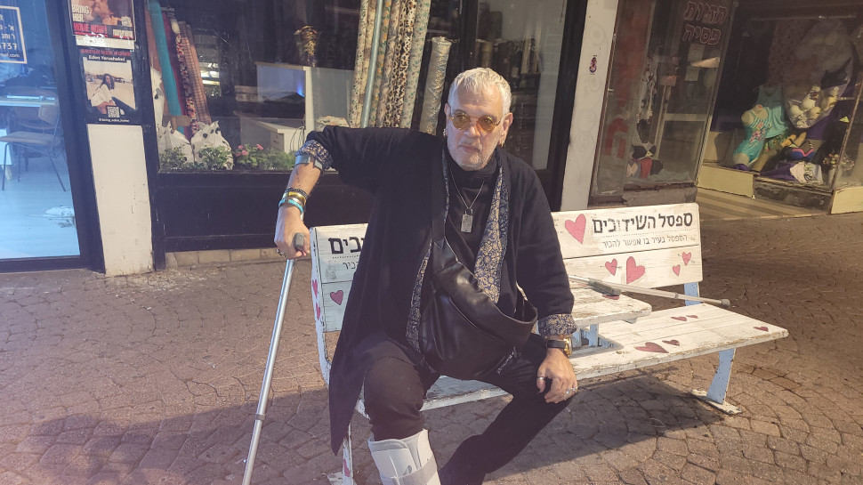 יובל כספין לאחר שנפגע על ידי רוכב אופניים (צילום: ניר פקין)