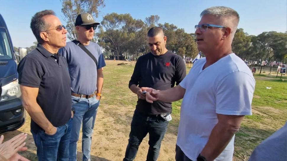 נעם לניר וג'רי סיינפלד (צילום: צילום מסך מתוך פייסבוק)