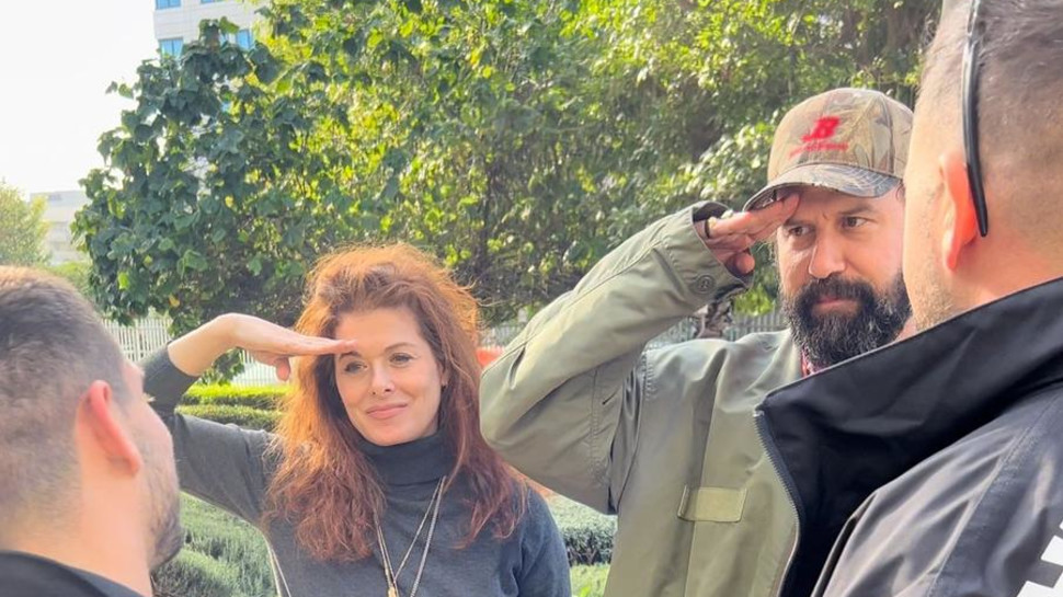 דברה מסינג וברט גלמן מצדיעים לקצין גבעתי שנפצע באורח קשה (צילום: דוברות המרכז הרפואי לשיקום לוינשטיין)